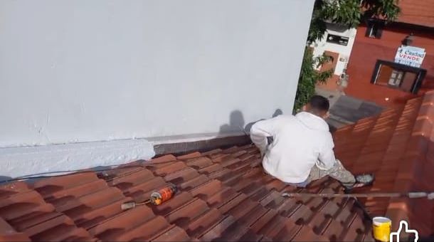 Trabajo de pintura e impermeabilización en techo
